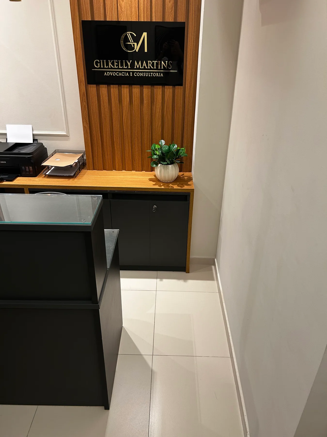 Recepção do escritório com a identificação da GM