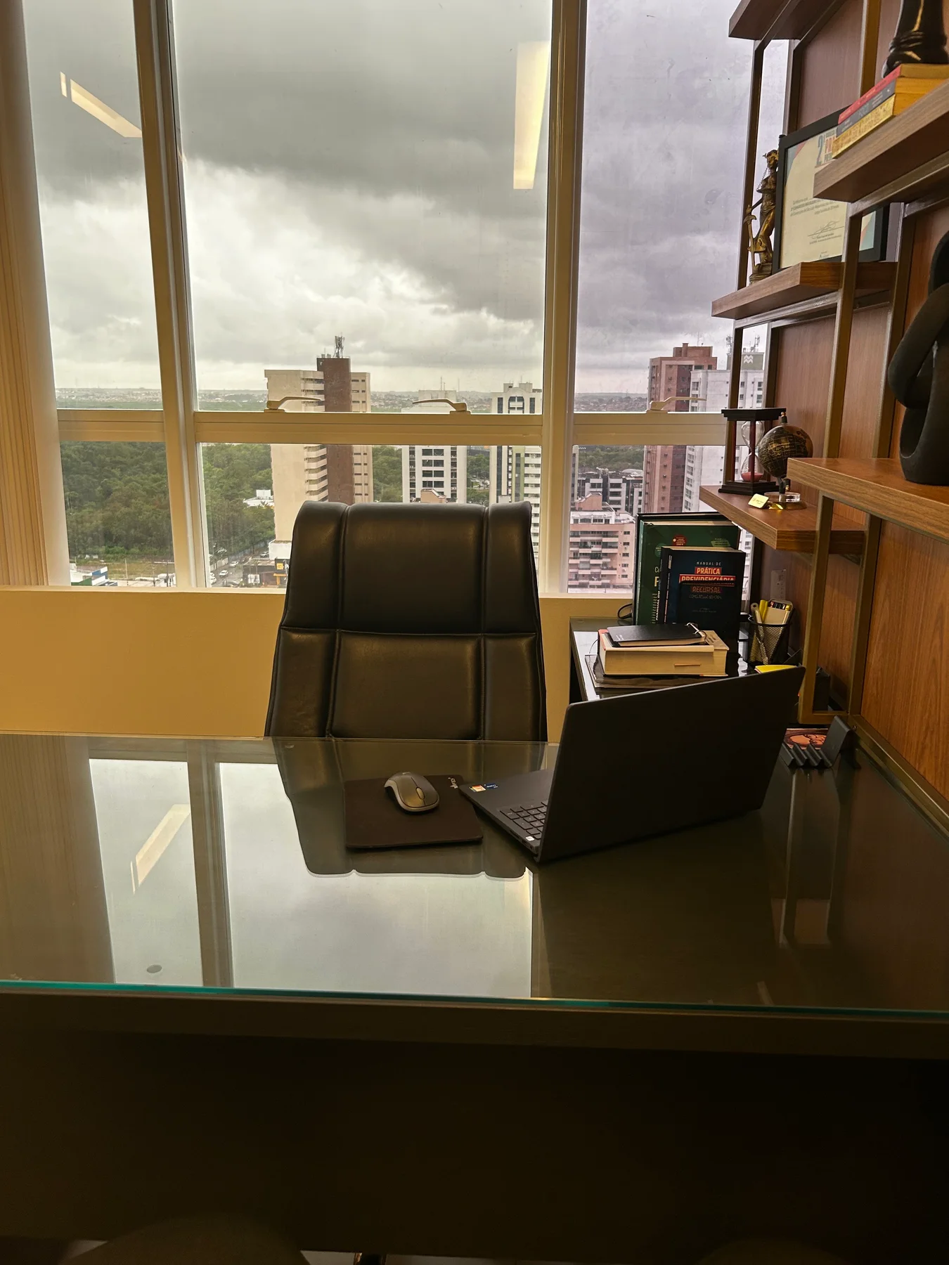 Vista urbana a partir do escritório da GM, com janela e estante